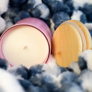 Χειροποίητο κερί σε μικρό ροζ ποτήρι