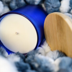 Χειροποίητο κερί σε μεγάλο μπλε ποτήρι