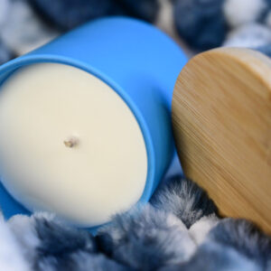 Χειροποίητο κερί σε μεγάλο κυανό ποτήρι