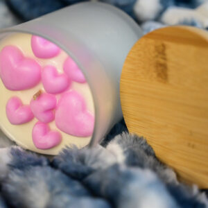 Χειροποίητο κερί σε μεγάλο λευκό ημιδιαφανές ποτήρι