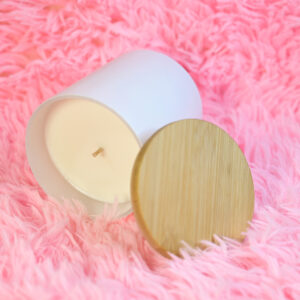 Χειροποίητο κερί σε μεγάλο λευκό ποτήρι