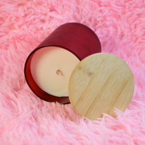 Χειροποίητο κερί σε μεγάλο κόκκινο ποτήρι