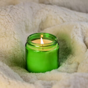 Χειροποίητο κερί σε μικρό πράσινο ποτήρι